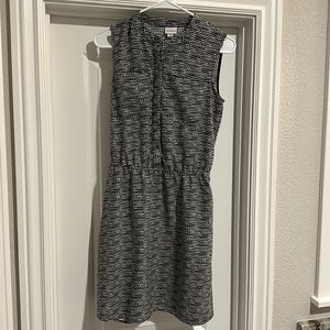 XS sleeveless black and white dress with pockets